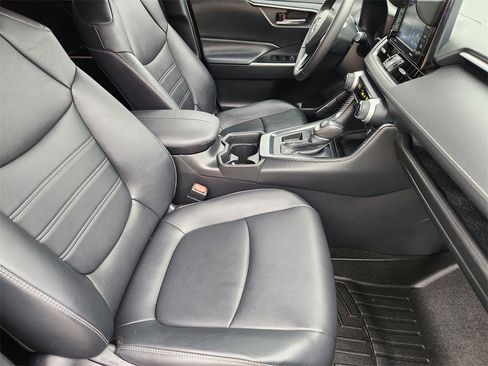 Used 2021 Toyota RAV4 XLE Premium image 10