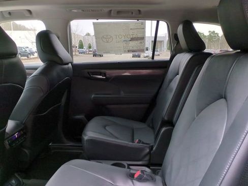 New 2026 Toyota Highlander Platinum image 14
