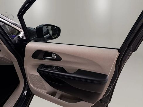 Used 2021 Chrysler Pacifica Touring-L FWD image 11