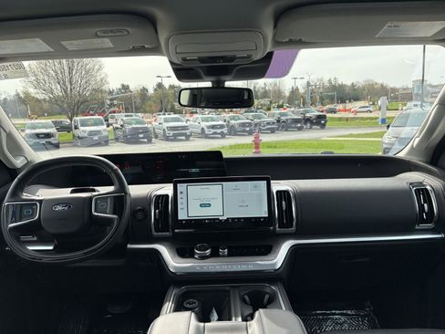 Used 2025 Ford Expedition Max Platinum image 8