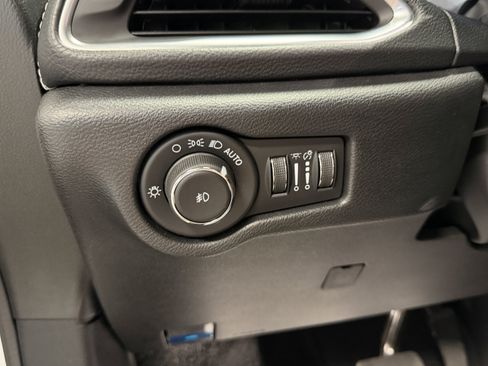 Used 2026 Chrysler Pacifica Limited AWD/4WD image 18