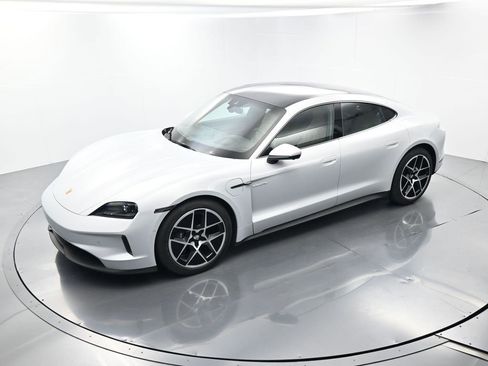 Used 2025 Porsche Taycan image 37