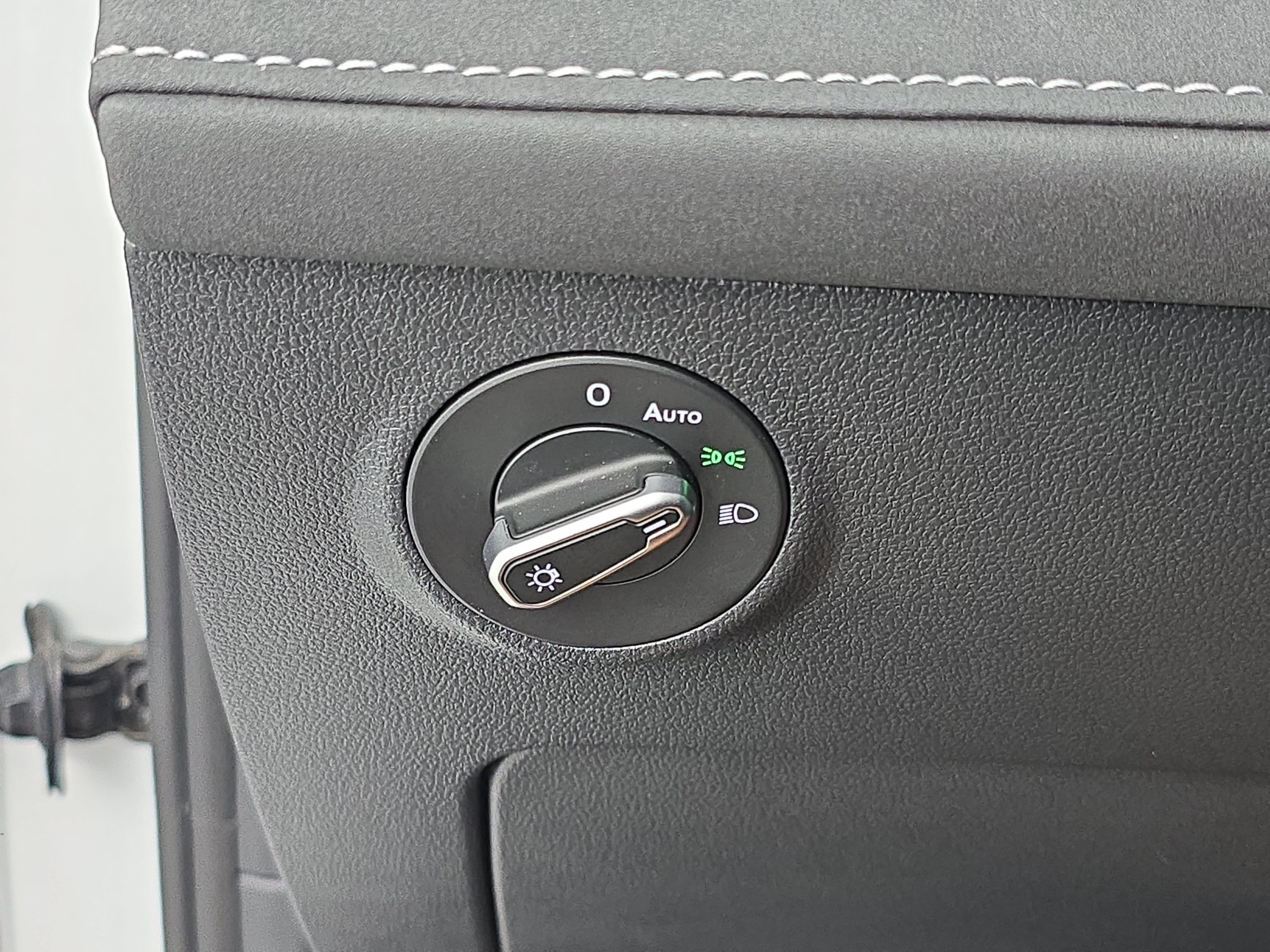 Certified 2025 Volkswagen Taos SE FWD image 25