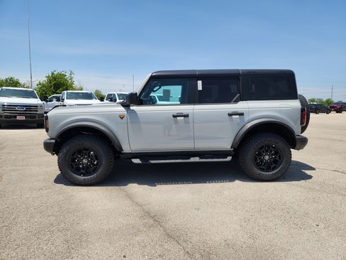 New 2026 Ford Bronco Badlands w/ Black Appearance Package AWD/4WD image 3