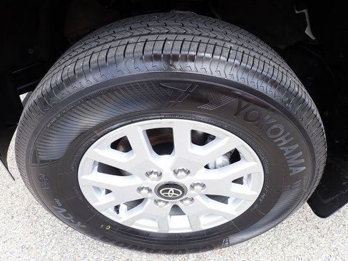 Certified 2024 Toyota Tacoma SR5 AWD/4WD image 12
