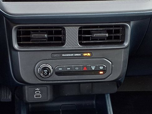 Used 2025 Ford Maverick XL w/ Equipment Group 102A AWD/4WD image 16