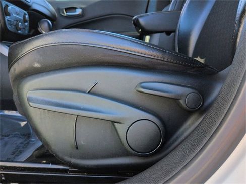 Certified 2021 Jeep Compass Latitude image 19