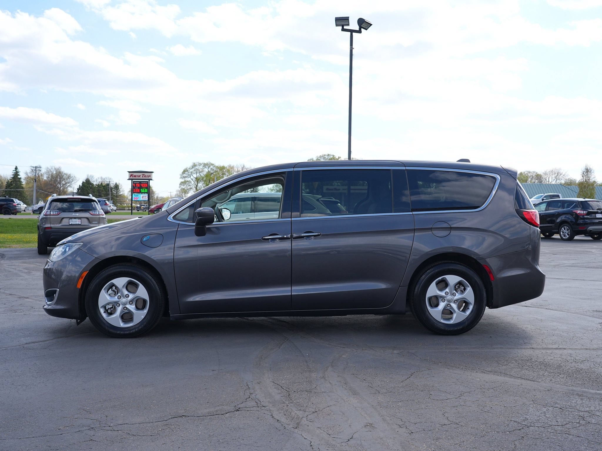 Used 2017 Chrysler Pacifica Touring Plus FWD image 7
