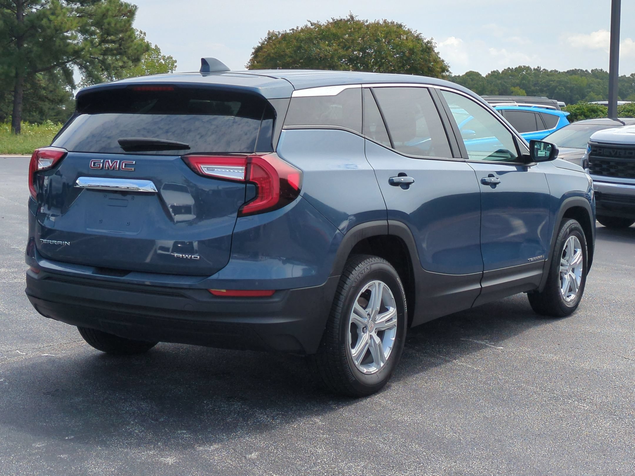 Used 2024 GMC Terrain SLE AWD/4WD image 10