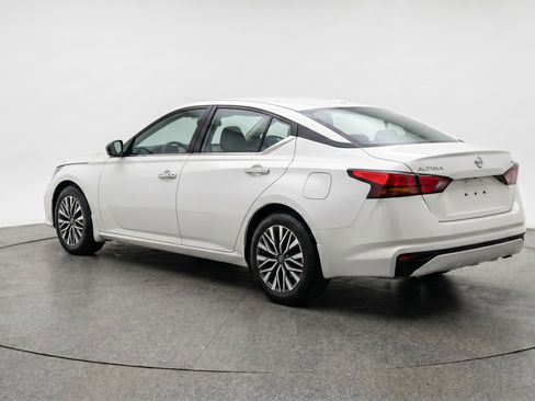 Used 2025 Nissan Altima 2.5 SV FWD image 6