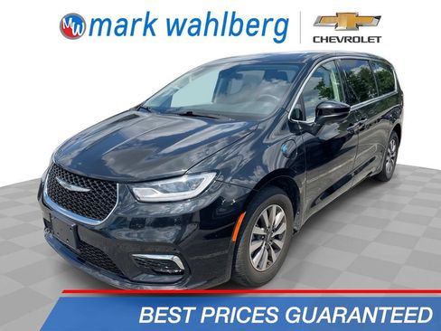 Used 2023 Chrysler Pacifica Touring-L FWD image 1