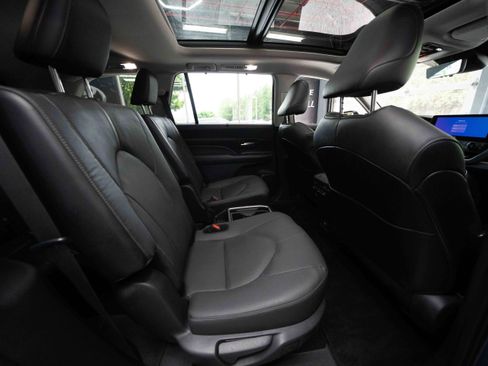 Used 2024 Toyota Grand Highlander AWD image 25