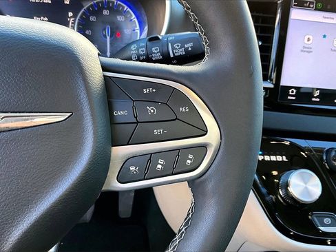 Certified 2024 Chrysler Pacifica Touring-L image 28