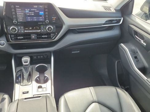 Used 2021 Toyota Highlander XLE image 19
