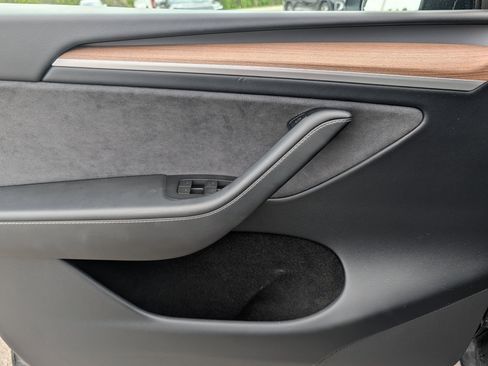 Used 2024 Tesla Model Y Long Range AWD/4WD image 19