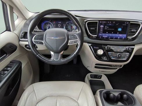 Used 2021 Chrysler Pacifica Touring-L FWD image 15