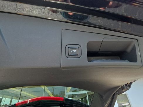 Used 2017 Cadillac XT5 Platinum AWD/4WD image 11