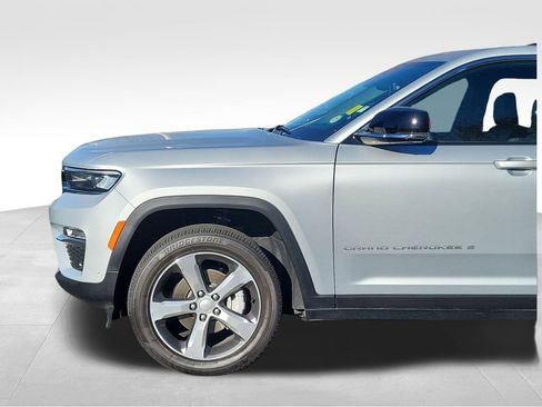 Used 2025 Jeep Grand Cherokee Limited w/ Luxury Tech Group II image 11
