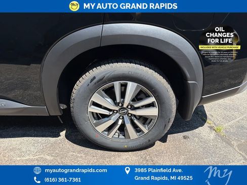 Used 2025 Nissan Pathfinder SL AWD/4WD image 31