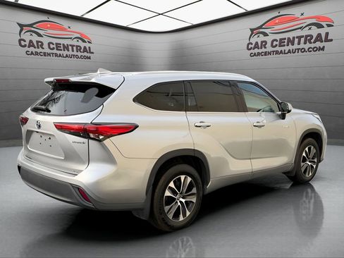 Used 2021 Toyota Highlander XLE image 5
