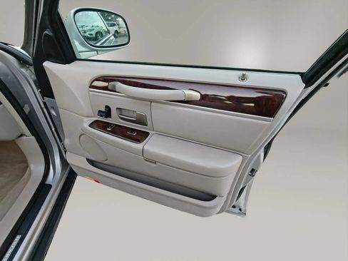 Used 2007 Lincoln Town Car Signature RWD image 10
