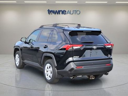 Used 2019 Toyota RAV4 LE AWD/4WD image 4