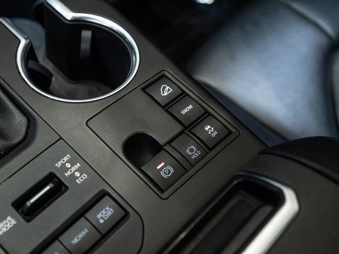 Used 2023 Toyota Highlander XLE AWD/4WD image 29