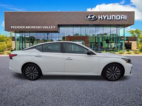 Used 2025 Nissan Altima 2.5 SV image 2