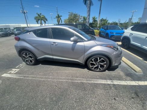 Used 2018 Toyota C-HR XLE FWD image 2