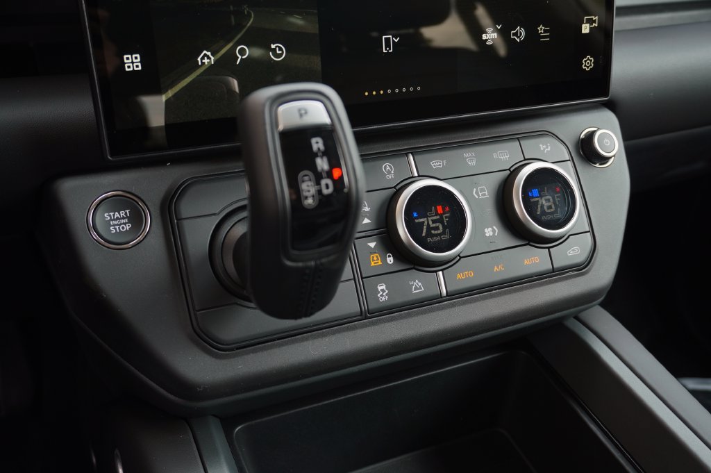 Certified 2026 Land Rover Defender 110 X-Dynamic SE AWD/4WD image 25