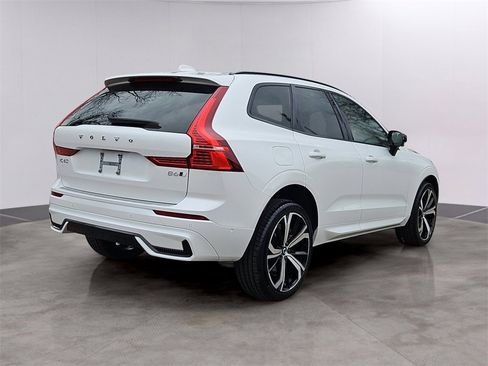 Used 2023 Volvo XC60 B6 Ultimate w/ Protection Package Premier image 4