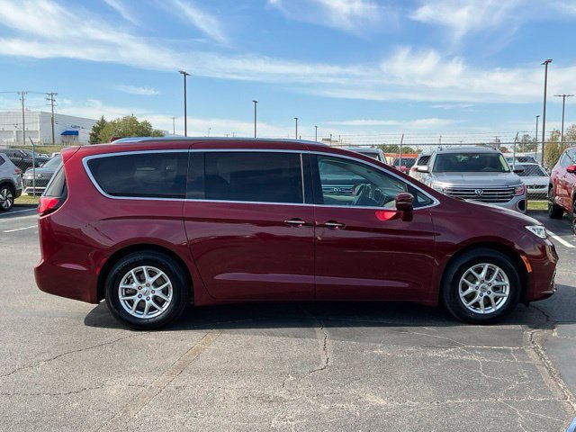 Used 2021 Chrysler Pacifica Touring-L FWD image 2