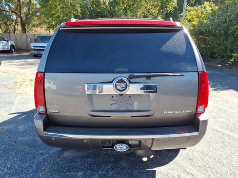 Used 2011 Cadillac Escalade AWD image 4