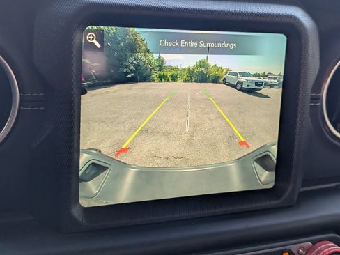 Used 2022 Jeep Gladiator Overland w/ Popular Equipment Package AWD/4WD image 9