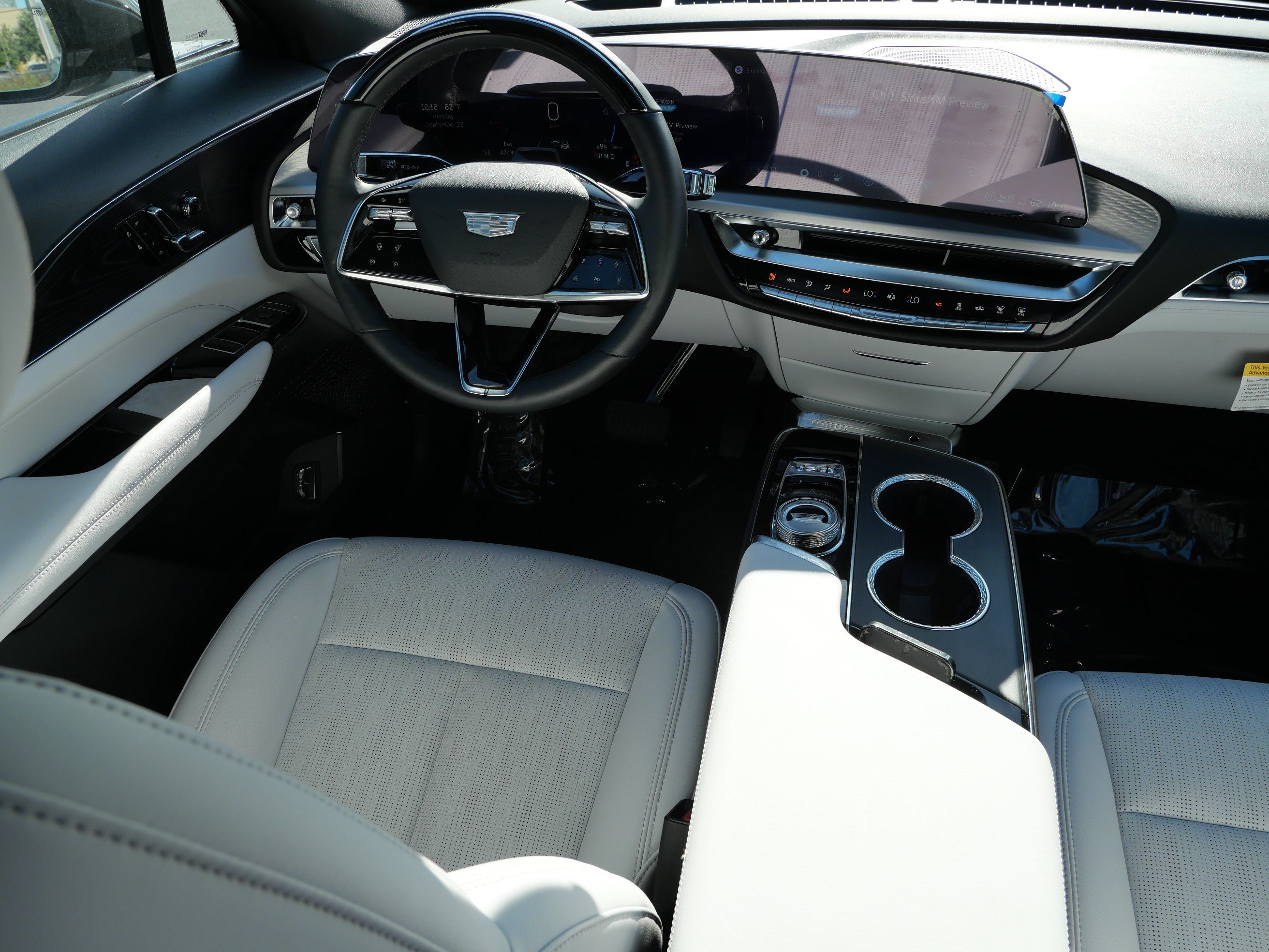 Used 2026 Cadillac Lyriq Luxury w/ LPO, Floor Liner Package AWD/4WD image 7