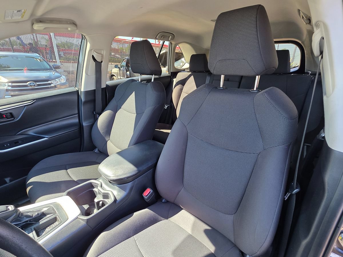 Used 2019 Toyota RAV4 LE w/ Carpet Mat Package FWD image 25
