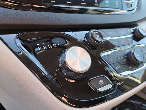 Used 2024 Chrysler Pacifica Touring-L image 23