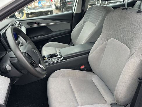 Used 2025 Toyota Camry LE image 2