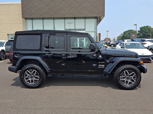 Used 2024 Jeep Wrangler Unlimited Sahara w/ Technology Group AWD/4WD image 7