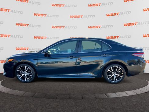 Used 2018 Toyota Camry LE image 2