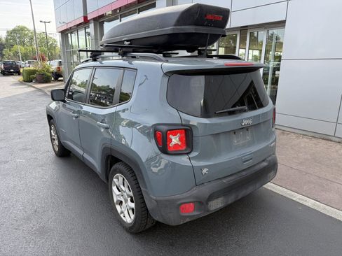 Used 2018 Jeep Renegade Latitude FWD image 3