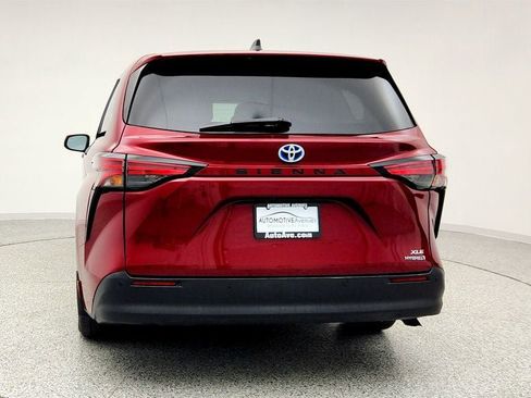 Used 2021 Toyota Sienna XLE image 6
