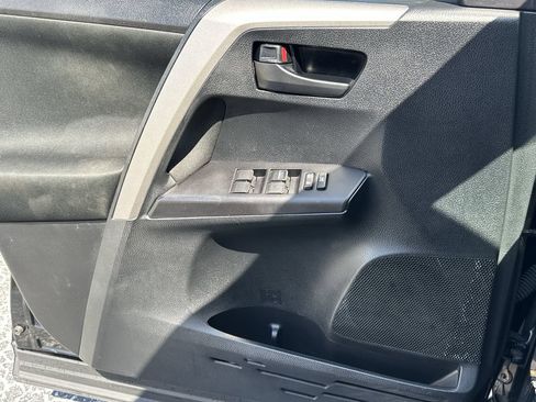 Used 2018 Toyota RAV4 LE FWD image 21