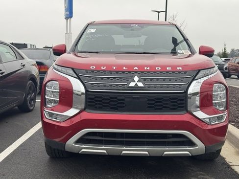 Used 2023 Mitsubishi Outlander SE image 2