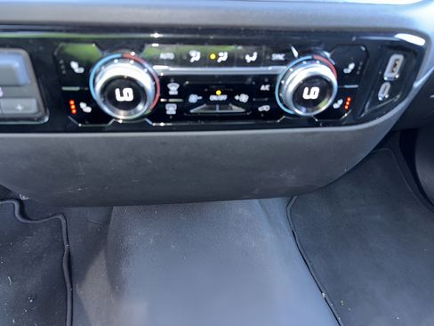 Used 2025 GMC Sierra 1500 SLT AWD/4WD image 29