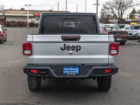 Used 2023 Jeep Gladiator Sport image 13