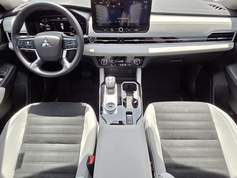 Used 2025 Mitsubishi Outlander SE FWD image 13