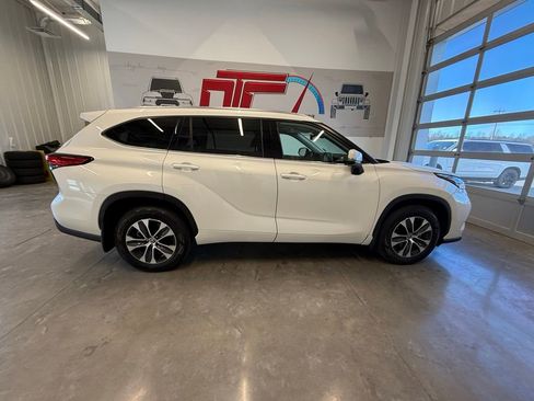 Used 2020 Toyota Highlander XLE image 3