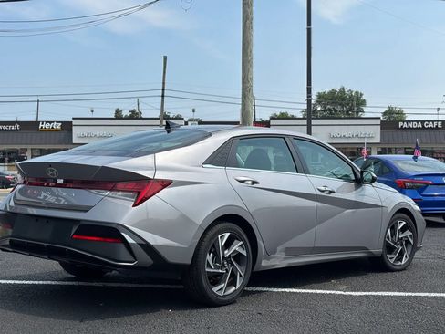 Used 2025 Hyundai Elantra SEL FWD image 3