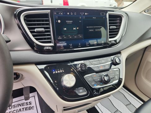 Used 2024 Chrysler Pacifica Touring-L image 32